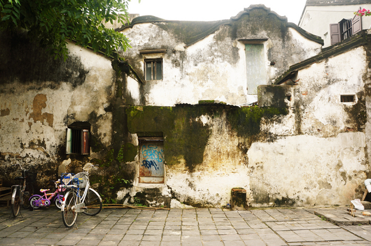 Bức tường phố Hoàng Văn Thụ- địa điểm check-in "sống ảo" đầy chất nghệ