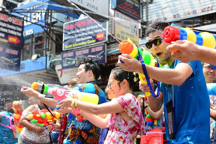 Lễ hội té nước Songkran được mở rộng cho du khách cùng tham gia