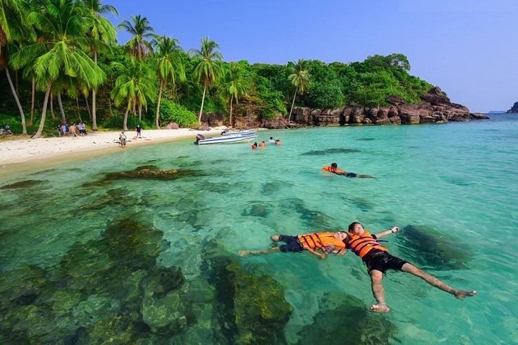 Hòn Móng Tay là địa điểm lý tưởng cho các hoạt động cắm trại, khám phá đảo hoang và thả hồn trong khung cảnh thiên nhiên tuyệt đẹp. 