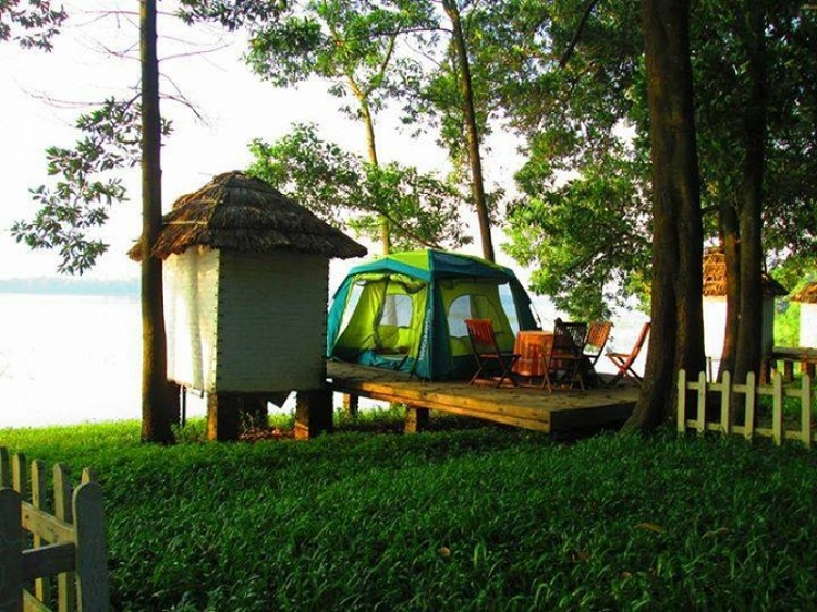 Sơn Tinh Camp là khu cắm trại đầu tiên tại Hà Nội, có diện tích khoảng 40 ha nằm trên bán đảo có ba mặt giáp hồ Đồng Mô. 