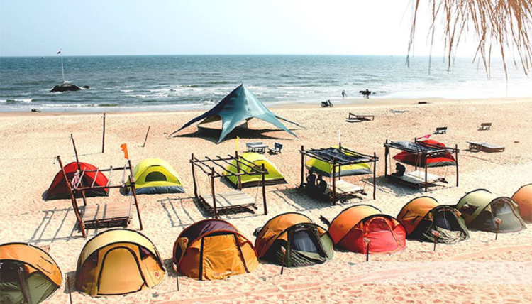 Coco Beach Camp hiện có hàng loạt lều trại được trải dài trên bãi biển, trong đó có lều đôi, lều đơn và cả lều gia đình. Bạn sẽ hầu như được tách biệt khỏi thế giới hiện đại bên ngoài.