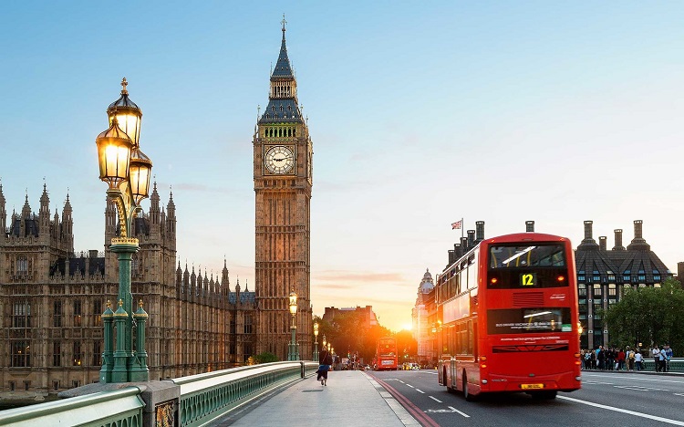 London của Anh được biết đến là xứ sở sương mù và bề dày lịch sử, nơi đây đã đứng đầu chỉ số trong các điểm đến du lịch toàn cầu của MasterCard trong vòng 5 năm qua. Thành phố đã chào đón 18,82 triệu lượt du khách quốc tế trong năm 2015.