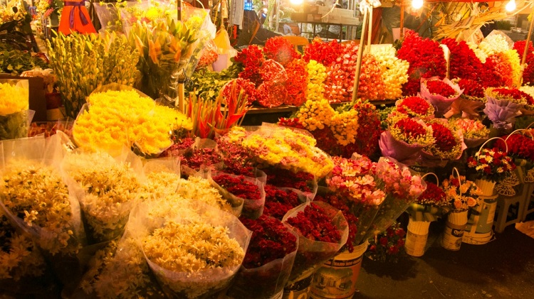 Tết Nguyên Đán là một dịp lễ rất quan trọng tại Việt Nam và người Việt thường cắm hoa tươi trong nhà vào những ngày này. Trong rất nhiều khu chợ hoa trên đất nước hình chữ S dịp Tết, nổi tiếng nhất là chợ hoa Quảng Bá nằm trên đường Âu Cơ, quận Tây Hồ.  