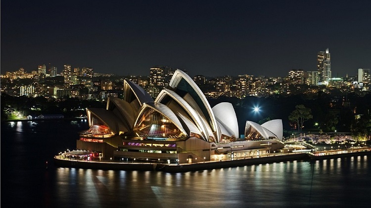 Rất nhiều công trình kiến trúc biểu tượng của thành phố cảng như cầu cảng Sydney, tòa thị chính hay nhà hát Opera Sydney đều sáng ánh đèn đỏ, vàng để mừng năm mới của các nước đón Tết theo Âm lịch.