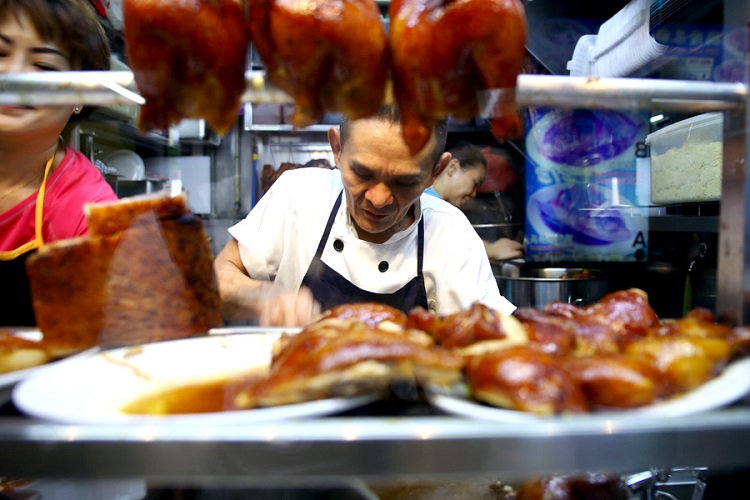 Tiệm cơm và mì gà sử dụng sốt Hong Kong của đầu bếp Chan Hong Meng tại Singapore là nơi du khách có thể tìm được đồ ăn xếp hạng Michelin rẻ nhất trên thế giới. Tiệm ăn đường phố này là 1 trong 2 tiệm đạt một sao Michelin trong năm 2016 vừa qua. Ngoài thưởng thức những món ăn ngon lành, du khách còn có thể chiêm ngưỡng buổi diễn hành đón năm mới tại khu phố Trung Hoa Chinatown ngay đó.
