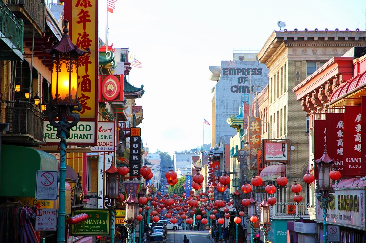 Chinatown là khu phố Trung Hoa lớn nhất ở Mỹ, du khách khi tới San Francisco dịp Tết cổ truyền sẽ được chìm đắm trong không gian lễ hội chào đón năm mới.