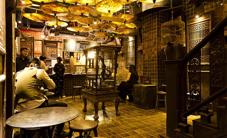 Nếu bạn muốn tận hưởng Tết Nguyên Đán ở một nơi hào nhoáng, sang trọng mang màu sắc của Thượng Hải những năm 1930, Maggie Choo's chính  là lựa chọn số 1. Đây là một quán bar nhỏ có phong cách cổ điển nằm giữa thành phố Bangkok sôi động.