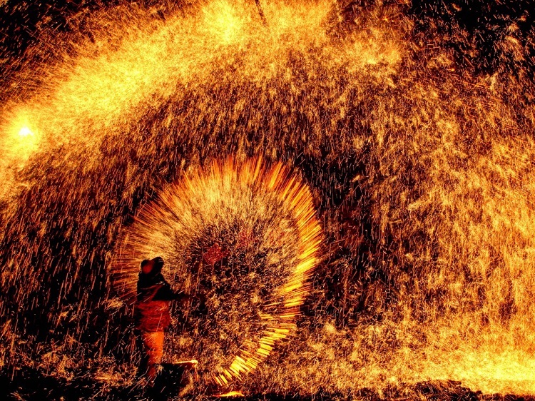 Hàng thế kỷ qua, các thợ rèn tại thị trấn Nuanquan ở Hà Bắc thường ném kim loại nóng chảy vào những bức tường đá lạnh để tạo ra những tia lửa đẹp. Còn hiện nay, Nuanquan mỗi dịp Tết Nguyên Đán lại thu hút du khách nhờ có những màn trình diễn pháo hoa đặc sắc.