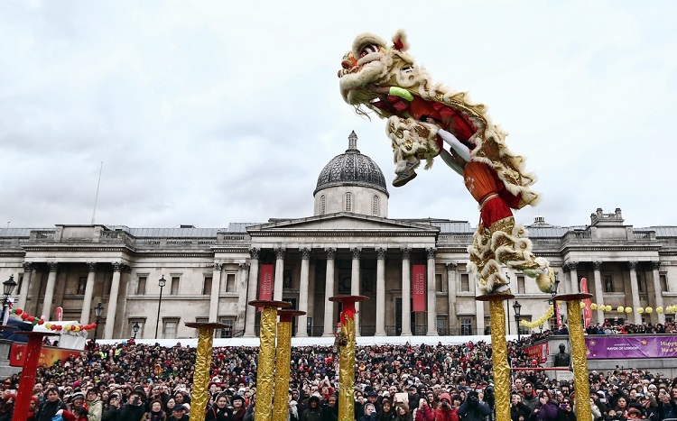 Tại Anh, thủ đô London là nơi tổ chức Tết Nguyên Đán lớn nhất chỉ đứng sau các nước châu Á. Điểm nhấn của các sự kiện trong dịp này là cuộc diễu hành năm mới từ khu phố Trung Hoa Chinatown cho tới quảng trường Trafalgar.