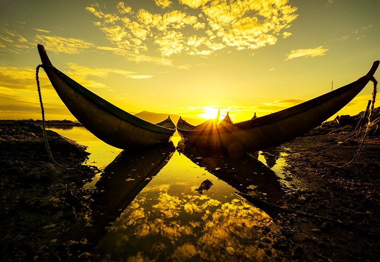 Bình minh, mặt nước như được dát vàng ở vịnh Hòn Thiêng, Phan Rang, Ninh Thuận.