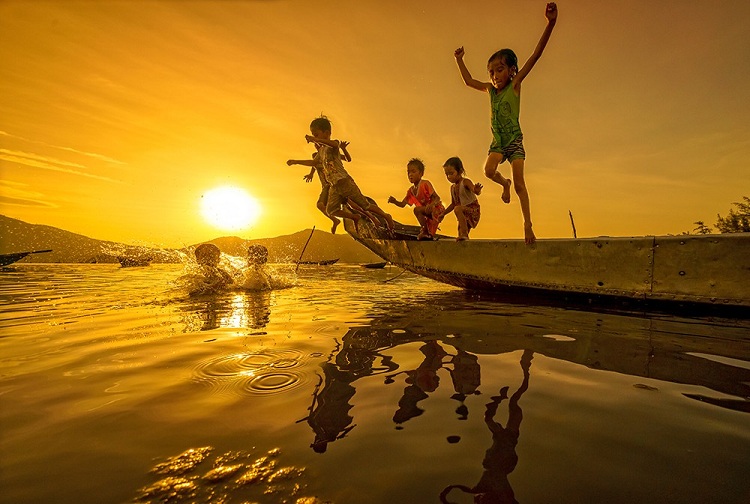 hình ảnh tuyệt đẹp của Việt Nam - Trẻ em và mùa hè trên đầm Lập An (gần biển Lăng Cô), Thừa Thiên – Huế