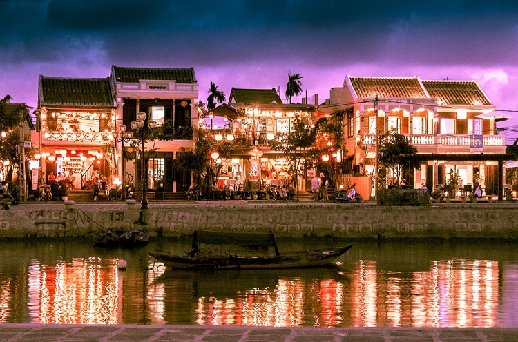 Hình ảnh tuyệt đẹp của Việt Nam - Phố cổ Hội An rực rỡ trong ánh đèn lồng và bình yên bên dòng sông Thu Bồn