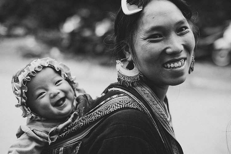hình ảnh đẹp của Việt Nam - Người mẹ địu con trên lưng ở Sapa, Lào Cai