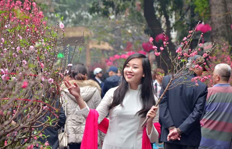 Nhiều du khách đến Hà Nội cũng lựa chọn thời gian này để ngắm cảnh chợ hoa vì không quá đông đúc như 28, 29 Tết, và cảm nhận không khí trước Tết Hà Nội. Đây cũng là nơi các “phó nháy” tìm đến để ghi lại những bức hình tuyệt đẹp thắm sắc xuân.