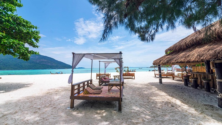 Nhắc đến những hòn đảo của Thái Lan chắc chắn không thể không nhắc đến Koh Lipe – hòn đảo nhỏ thuộc quần đảo Adang-Rawi của tỉnh Satun, Tây Nam Thái Lan, gần biên giới Malaysia. Nơi đây đẹp đến nghẹt thở với những bãi cát trắng trải dài, nước biển trong suốt như pha lê cùng với hệ thống sinh vật biển đa dạng và phong phú. Theo ngôn ngữ địa phương thì biển Gypsy (Chao Ley) tên của đảo Koh Lipe có nghĩa là “Đảo Giấy”.