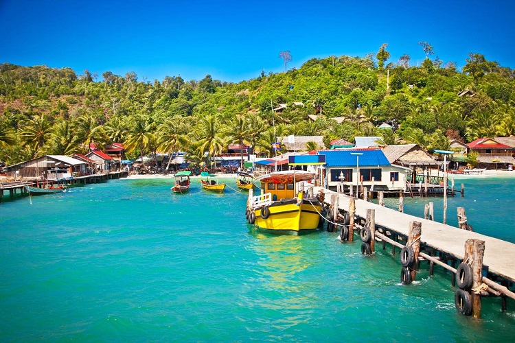 Đảo Koh Rong – nơi được biết đến với thiên đường có những bãi biển xanh trong, những ngôi nhà nhỏ vắt vẻo trên cây, hay những chiếc xích đu hướng ra phía biển tuyệt đẹp trong không gian bình yên của hòn đảo xinh đẹp thuộc thành phố biển Sihanoukville của Campuchia. Koh Rong Samloem cách Sihanoukville khoảng 20 cây số. Từ tháng 3 tới tháng 5 là mùa đẹp nhất để đến hòn đảo tuyệt đẹp này. Trước khi bắt đầu hành trình khoảng 2 tuần, bạn nên đặt trước nơi ở và phương tiện đi lại.