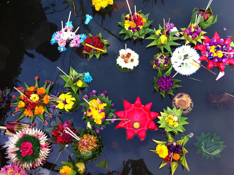 Sau lễ hội té nước Songkran trong dịp Tết truyền thống, lễ hội Loy Krathong là lễ hội lớn thứ hai tại Thái Lan và cũng là một trong những lễ hội rực rỡ nhất. Hàng năm, lễ hội hoa đăng Loy Krathong  được tổ chức vào đêm trăng tròn tháng 12 theo lịch của người Thái trên cả nước. Trong tiếng Thái, loy có nghĩa là “trôi” và krathong là “chiếc bè hình hoa sen” đồng nghĩa với việc trong lễ hội Loy Krathong này người Thái sẽ thả các krathong xuống các sông ngòi, kênh rạch hay ao hồ để tỏ lòng biết ơn với Đức Phật, biết ơn dòng sông và cầu mong sự may mắn.