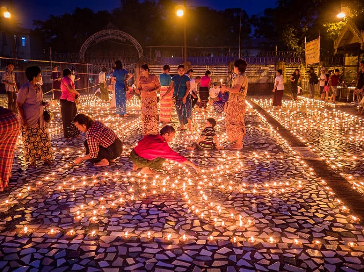 Ngày trăng tròn Thagingyut cũng chính là ngày lễ hội hoa đăng ở Myanmar, vào ngày này các ngôi chùa ở trên khắp cả nước sẽ cùng thắp nến, người dân thì trang trí nhà cửa ngập tràn ánh sáng để tỏ lòng thành kính của mình đối với Đức Phật.