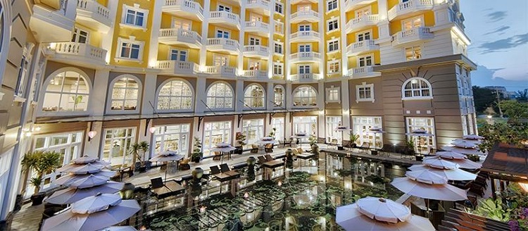 Khung cảnh được check-in nhiều nhất ở Hotel Royal Hoi An chính là khu bể bơi được thiết kế vô cùng đẹp và hiện đại, đẹp đến mê hồn khi nhìn từ trên cao.