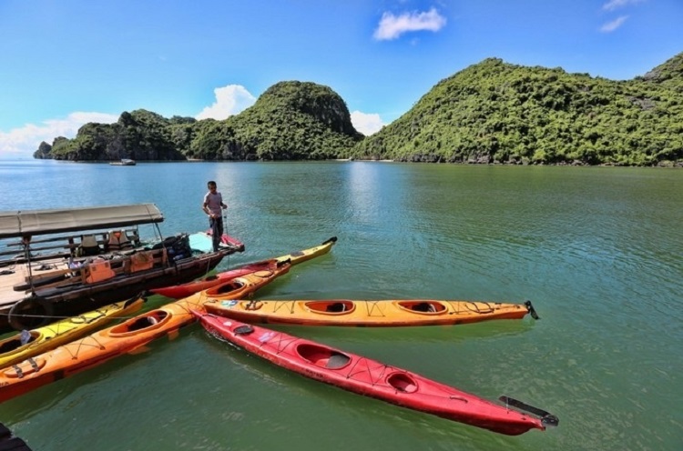 Chèo thuyền Kayak ở Vịnh Lan Hạ và leo núi ở Cát Bà
