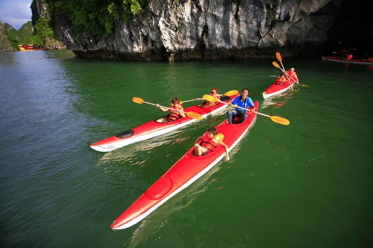 Nếu đã đi du lịch Hạ Long mà bạn không có cơ hội trải nghiệm qua các hành trình khám phá vịnh Hạ Long bằng thuyền Kayak thì quả là điều đáng hối tiếc. Khi bạn ngồi trên chiếc thuyền Kayak bé nhỏ và khua mái chèo trên làn nước xanh, thả hồn ngắm cảnh thiên nhiên thanh mát, thật là điều giản dị nhưng cũng vô cùng thú vị.