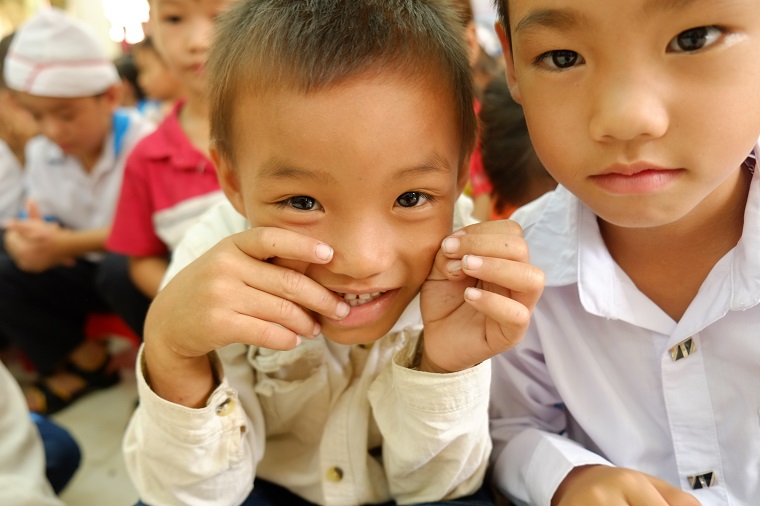 Khuôn mặt ngây thơ của các em học sinh trường tiểu học Trung Sơn