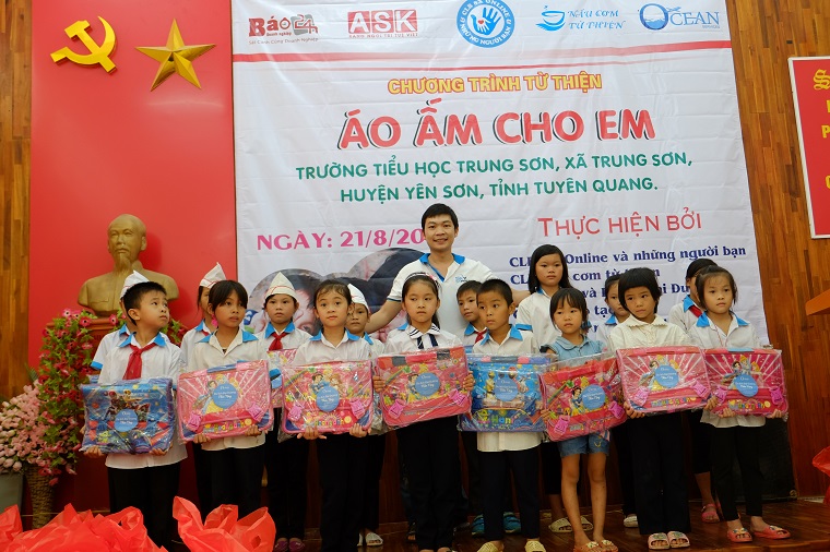 Ông Trần Duy Khánh lên trao tặng 40 chiếc cặp cho 40 em học sinh khó khăn và có thành tích xuất sắc