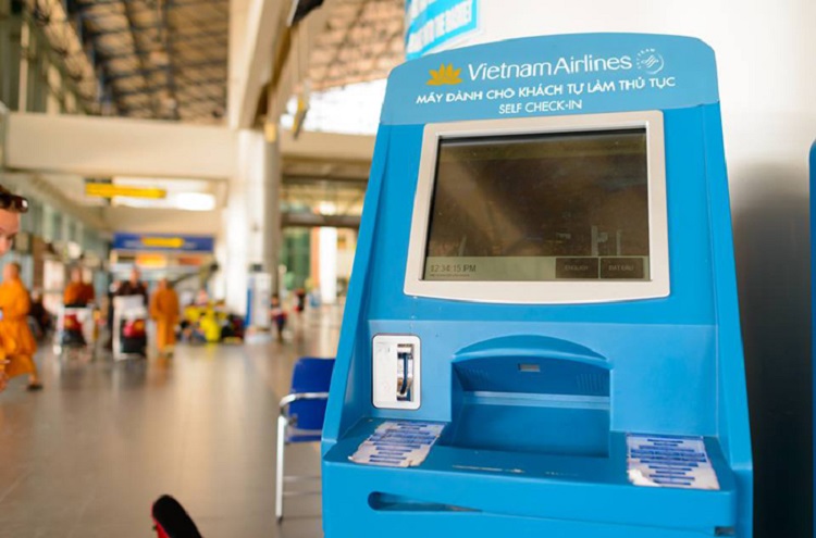 Dịch vụ kiosk check-in được triển khai từ năm 2013 tại các nhà ga nội địa, và đang ngày càng được khách hàng tin tưởng và lựa chọn bởi sự thuận tiện của nó. Với tình trạng quá tải ở các sân bay như hiện nay, dịch vụ kiosk check-in sẽ giúp hành khách có thể chủ động hơn cũng như tiết kiệm thời gian làm thủ tục trước chuyến bay, hạn chế mất thời gian phải xếp hàng chờ tại quầy, mang đến sự tiện lợi và dễ dàng hơn cho hành khách khi cần sử dụng các dịch vụ của Vietnam Airlines. Tính cho đến tháng 8/2016, tỷ lệ hành khách sử dụng dịch vụ kiosk check-in tại sân bay Tân Sơn Nhất đã đạt đến 11,64%, tăng gấp đôi so với cùng kỳ năm 2015.
