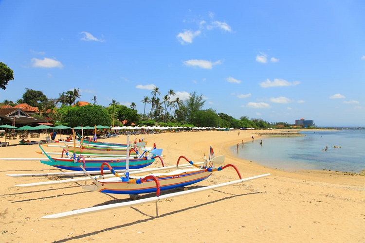 Sanur: Đây là một trong những khu vực phát triển du lịch tiên phong của Bali, khi đến đây bạn sẽ có cảm giác yên ả và nhẹ nhàng, khác xa sự ồn ào náo nhiệt của Kuta hay Samiyak.