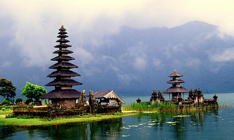 Ulun Danu – Bratan lake: Nằm trên độ cao 1.300m, bao quanh bởi những ngọn núi xanh biếc, hồ Bratan (còn viết là Beratan) nổi tiếng tại Bali không chỉ vì vẻ đẹp của hồ trên cao, mà còn vì gần đây có ngôi đền Ulun Danu (cách Ubud khoảng 55km). Do nằm trên núi nên đường đi lại khá khó khăn, nhưng bù lại, bạn sẽ được chiêm ngưỡng những phong cảnh đẹp hiếm có và không khí trong lành nơi đây.