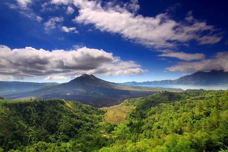 Núi lửa Batur: Đây là một trong bảy ngọn núi lửa còn hoạt động của Bali. Nó sẽ mang đến cho bạn cảm giác đang leo trên một “cơ thể sống nóng bỏng” và thưởng thức bữa tối theo cách độc nhất vô nhị ở độ cao hơn 1000m so với mặt nước biển trong khi ngắm những áng mây trôi lững lờ trên miệng núi lửa.