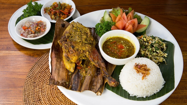 Bebek Goreng/ Bebek Betutu (hay Fried/Smoked Duck): Beked Goreng là vịt được tẩm gia vị rồi được hấp/ luộc trước khi đem chiên ngập dầu. Còn Bebek Betutu thì thịt vịt được ướp trong gia vị địa phương sau đó xông khói trong 24 tiếng. Bạn có thể thử món ăn ngon tuyệt này tại các nhà hàng Bebek Tepi Sawah Restaurant, Beach walk Kuta.