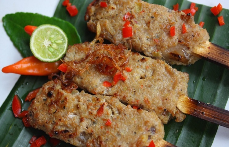  Sate Lembat: Món thịt xiên nướng Sate Lembat là món ăn bạn có thể dễ dàng tìm thấy trên khắp Bali. Thịt được băm nhỏ hoặc đem giã nhuyễn với dừa nạo, hỗn hợp thảo quả, me… sau đó thì thịt được bọc vào những xiên tre nhỏ xinh và nướng trên than hồng.