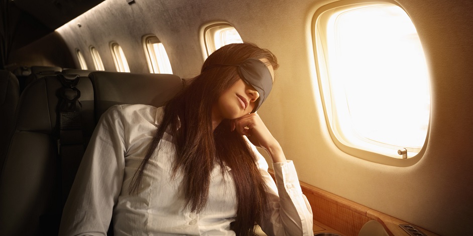 Hãy nhớ mang theo bộ gối ngủ du lịch khi phải bay đường dài