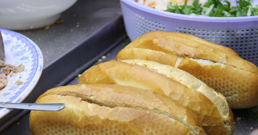 Bánh mì Sài Gòn nhân cá bạc má