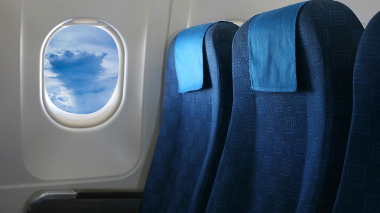 Nếu bạn dễ bị say máy bay, hãy sử dụng dịch vụ chọn chỗ ngồi ngay khi đặt vé máy bay để đảm bảo có chỗ ngồi với không gian thoáng và rộng rãi, tránh ngồi ở vị trí hẹp hay không thoải mái dựa lưng.