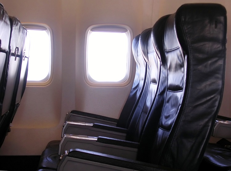Nếu bạn bị say tàu xe, hãy chọn cho mình chỗ ngồi ở phần giữa ngay khu vực cánh máy bay để hạn chế được tối đa việc say máy bay.
