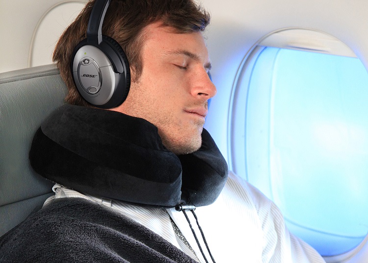 Có lẽ bất kỳ hành khách nào đi máy bay cũng không quên mang theo tai nghe và một số thiết bị nghe nhạc yêu thích. Không chỉ giúp thư giãn đầu óc, việc nghe nhạc cũng sẽ giúp bạn tránh xa những tiếng ồn không mong muốn để chìm vào giấc ngủ một cách dễ dàng hơn. Bạn nên chọn những bản nhạc nhẹ nhàng, du dương như nhạc không lời để dễ ngủ nhé.