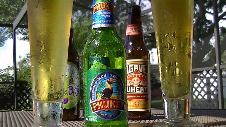 Với thời tiết mùa hè nóng nực ở Thái Lan, khi dạo chơi ở những khu vực nổi tiếng hay các bãi biển, du khách thường gọi một cốc bia loại cực lớn như kiểu của Mỹ. 