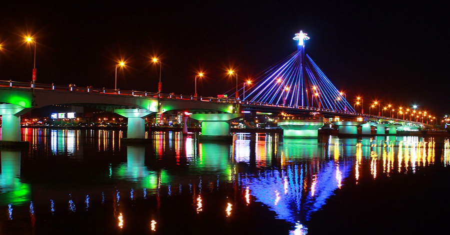 Cầu quay sông Hàn là một trong những công trình biểu tượng của thành phố