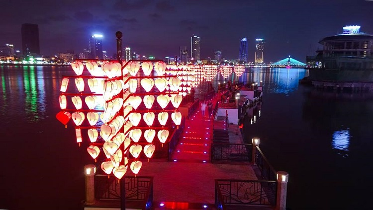 Buổi tối, hàng trăm chiếc đèn lồng đỏ có hình trái tim được thắp sáng soi bóng xuống mặt nước tạo nên một khung cảnh lung linh ngọt ngào.