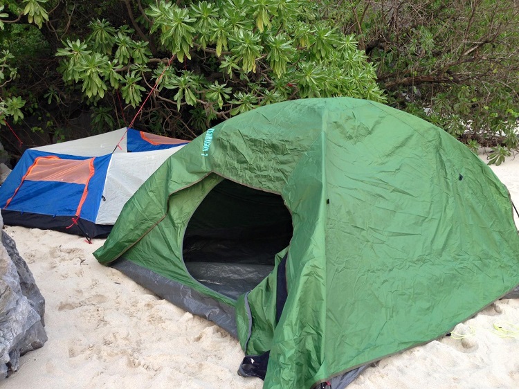 Cắm trại trên bãi biển- tận hưởng cuộc sống “Robinson trên đảo hoang”