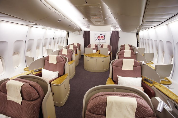 Trải nghiệm đẳng cấp của hạng thương gia cùng Vietnam Airlines, quý khách hàng sẽ có cơ hội tận hưởng cảm giác thoải mái và thú vị trong suốt hành trình bay. Không gian rất rộng, đầy đủ tiện nghi hiện đại, dịch vụ chất lượng cao…chính là những ưu điểm tuyệt vời cho Hạng ghế này.