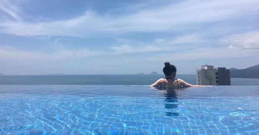 Bể bơi vô cực tại resort Rosaka Nha Trang