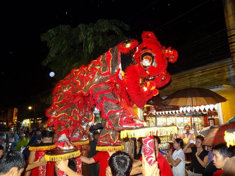 Ở phố cổ Hội An, vào dịp này thường rất nhộn nhịp với muôn màu đèn lồng, đèn ông sao – những loại đèn đặc trưng của đêm hội rằm tháng tám. Trên các quảng trường chính , các con đường lớn nhộn nhịp tiếng trống lân giục giã liên hồi, mọi người nô nức ra đường xem biểu diễn múa lân, múa sư tử. Đây cũng là dịp mà Hội An được đón rất nhiều du khách từ khắp mọi miền về đây chung vui, cùng rước đèn đón chị Hằng chú cuội.