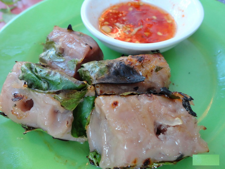 Nem chua Ninh Hòa là đặc sản của thành phố Nha Trang, món ăn này có nguồn gốc từ thị xã Ninh Hòa. Nem chua Ninh Hòa không chỉ khiến khách du lịch Nha Trang mê mẩn mà nó còn là món quà đặc sản được đông đảo du khách chọn mua làm quà sau chuyến đi.