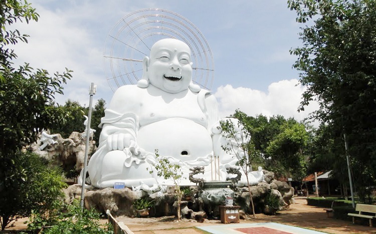 Chùa Linh Ẩn nằm ở trong khu thắng cảnh Thác Voi. Trong khuôn viên nhà chùa thờ rất nhiều tượng Phật kích thước lớn và được chạm trổ công phu.