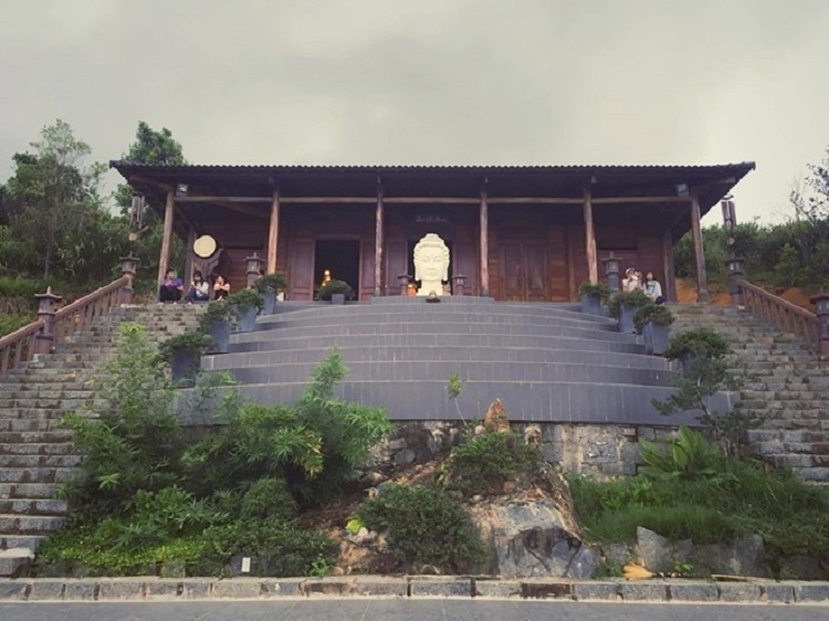 Quán Chiếu Đường là địa điểm được du khách tìm đến khi viếng chùa nhờ kiến trúc độc lạ