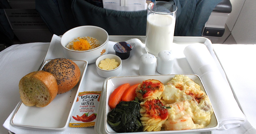 Có những lý do khách quan dẫn đến việc đồ ăn trên máy bay không vừa miệng hành khách
