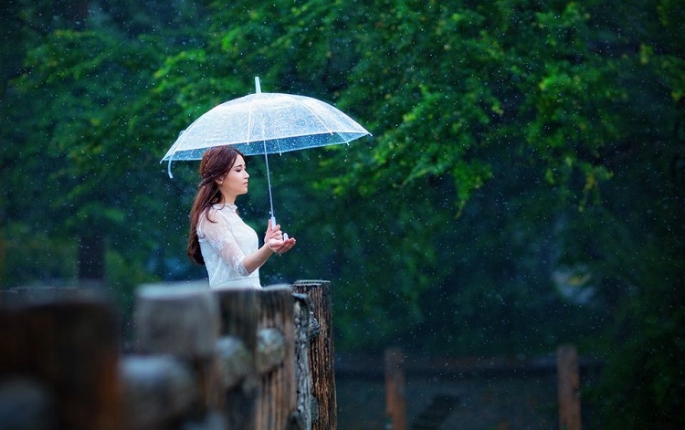 Thiếu nữ Huế trong chiều mưa buồn
